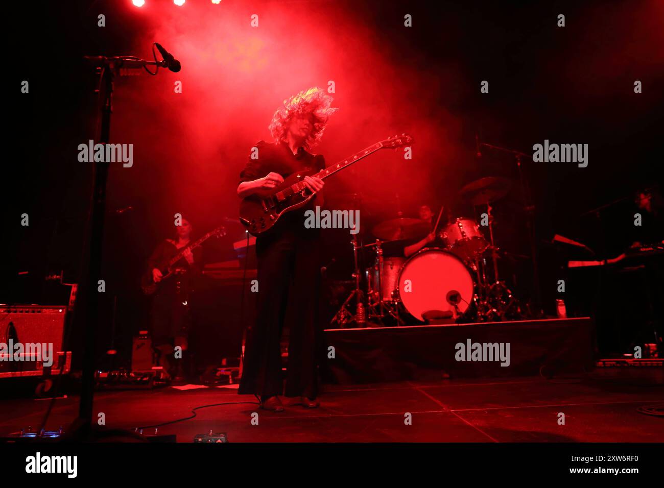 Carrie Brownstein von der Band Sleater-Kinney bei einem Konzert im Kesselhaus a Berlino, 17. Agosto 2024. Sleater-Kinney Konzert Berlin *** Carrie Brownstein della band Sleater Kinney in un concerto nella Kesselhaus di Berlino, 17 agosto 2024 Sleater Kinney Concert Berlin Foto Stock