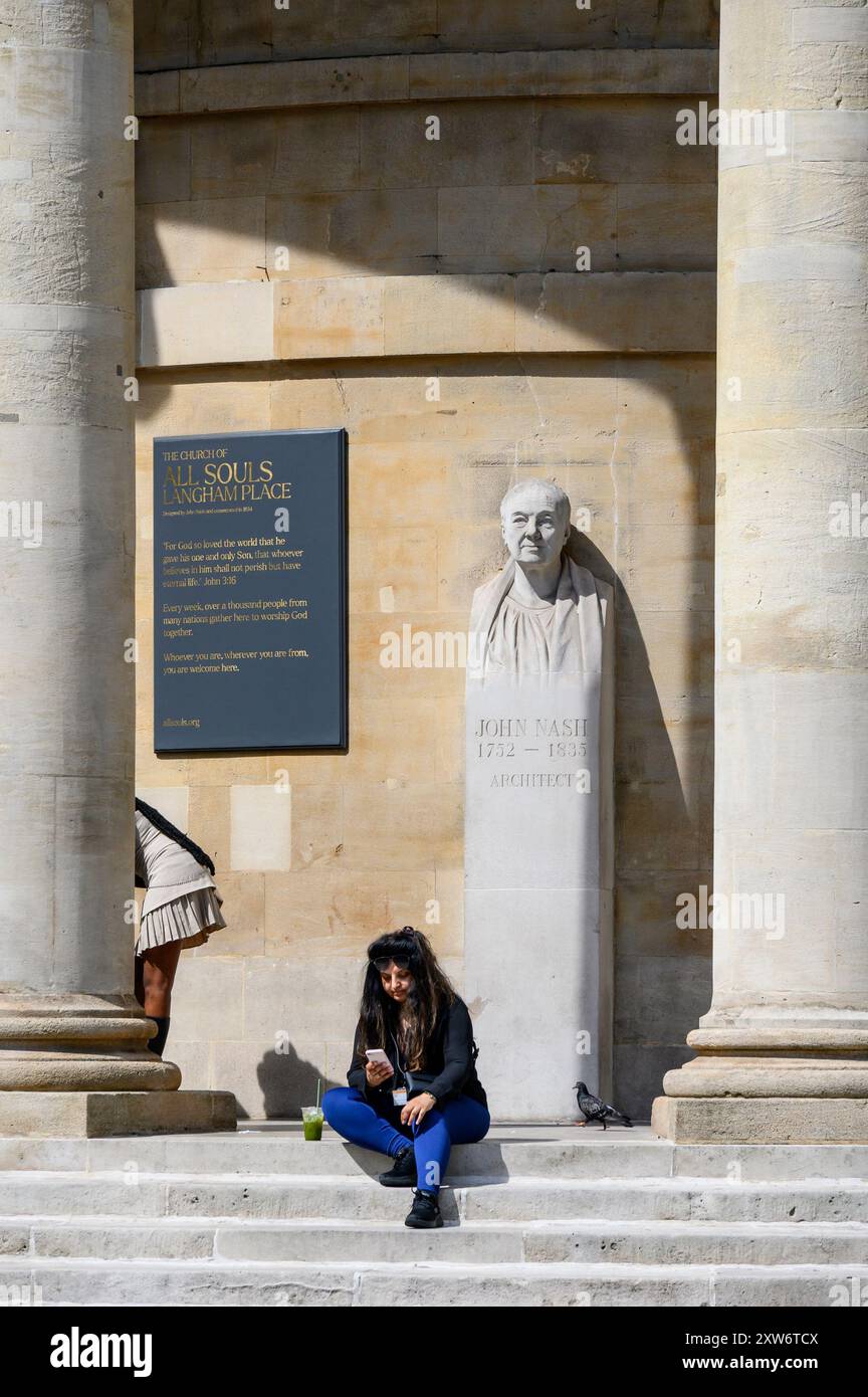 Londra, Inghilterra. Busto dell'architetto John Nash (1752-1835), fuori dalla Church of All Souls, Langham Place Foto Stock
