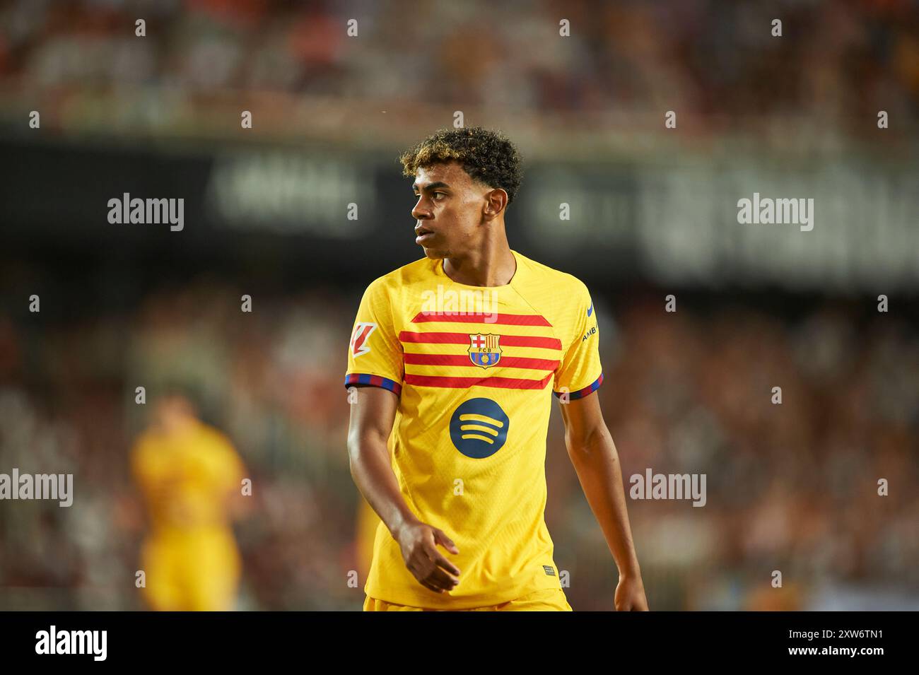 Lamine Yamal del FC Barcelona visto in azione durante la partita tra il Valencia CF e il FC Barcelona allo stadio Mestalla. Punteggio finale; Valencia CF 1: 2 FC Barcelona. (Foto di Vicente Vidal Fernandez / SOPA Images/Sipa USA) Foto Stock