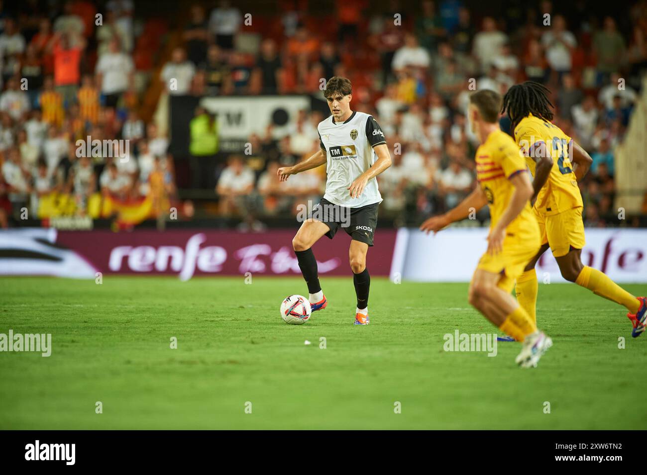 Javier Guerra del Valencia CF visto in azione durante la partita tra Valencia CF e FC Barcelona allo stadio Mestalla. Punteggio finale; Valencia CF 1: 2 FC Barcelona. (Foto di Vicente Vidal Fernandez / SOPA Images/Sipa USA) Foto Stock