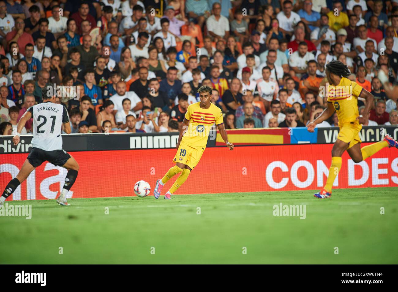 Lamine Yamal del FC Barcelona visto in azione durante la partita tra il Valencia CF e il FC Barcelona allo stadio Mestalla. Punteggio finale; Valencia CF 1: 2 FC Barcelona. (Foto di Vicente Vidal Fernandez / SOPA Images/Sipa USA) Foto Stock