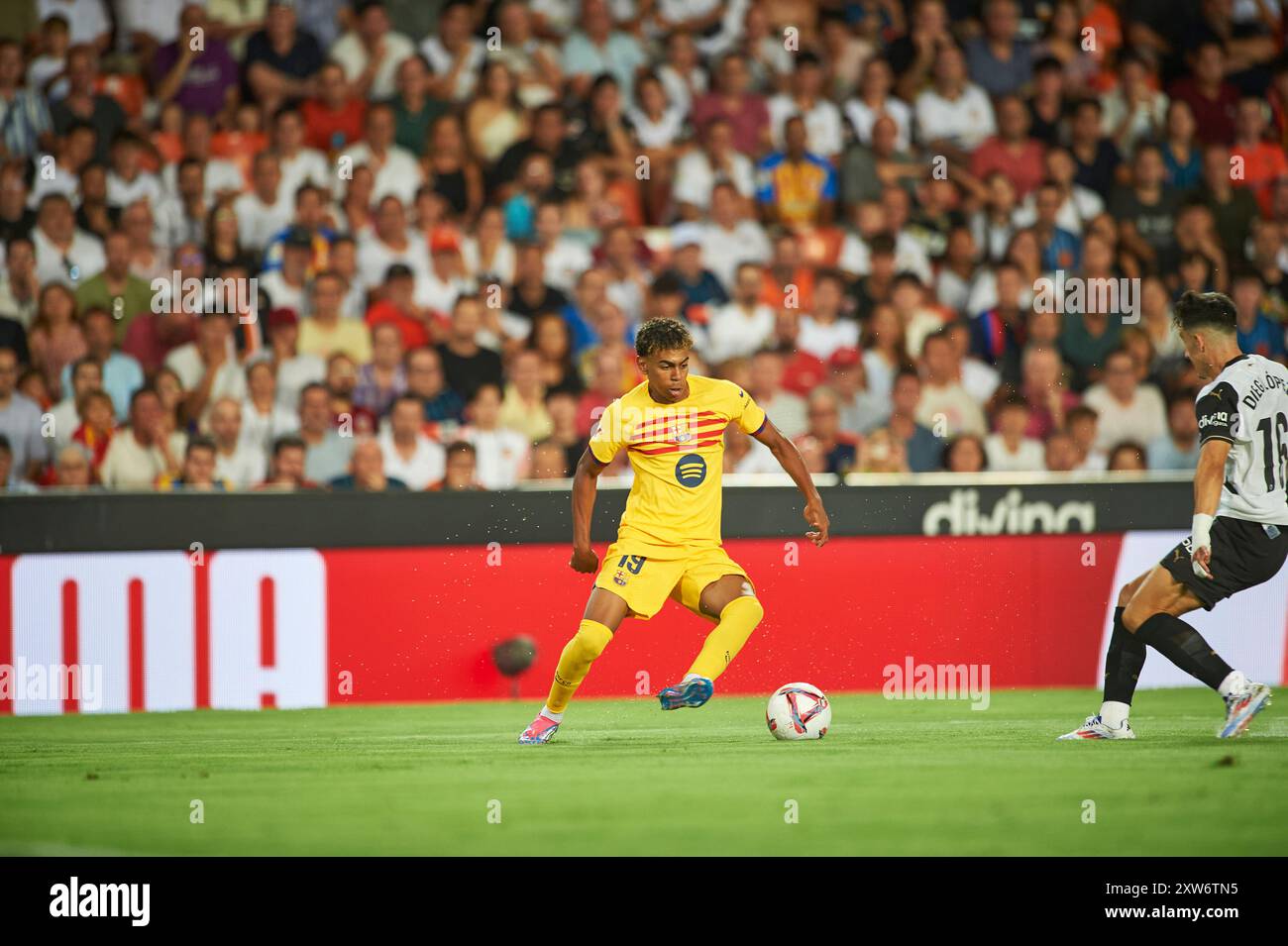 Lamine Yamal del FC Barcelona visto in azione durante la partita tra il Valencia CF e il FC Barcelona allo stadio Mestalla. Punteggio finale; Valencia CF 1: 2 FC Barcelona. (Foto di Vicente Vidal Fernandez / SOPA Images/Sipa USA) Foto Stock
