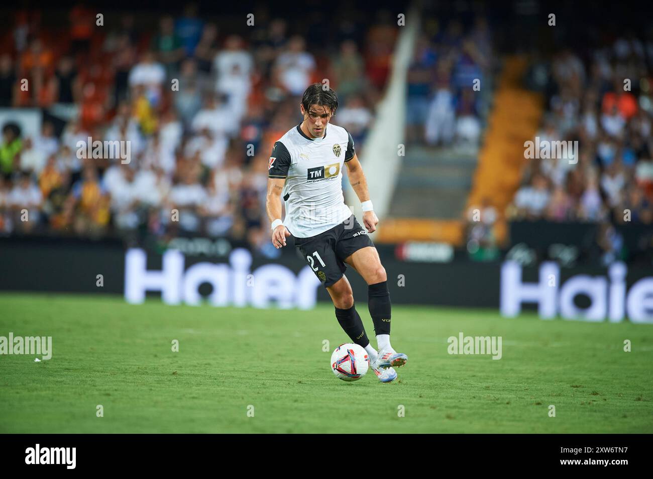 Jesus Vazquez del Valencia CF visto in azione durante la partita tra il Valencia CF e il FC Barcelona allo stadio Mestalla. Punteggio finale; Valencia CF 1: 2 FC Barcelona. (Foto di Vicente Vidal Fernandez / SOPA Images/Sipa USA) Foto Stock