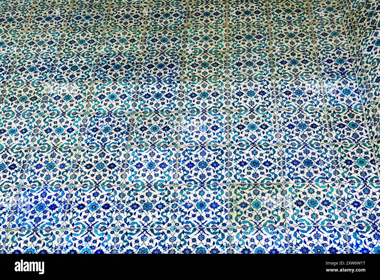 Piastrelle di ceramica sulle pareti del Padiglione di Baghdad costruite dal sultano Murad IV nel quarto cortile del Palazzo Topkapi (Istanbul, Turchia). Arte ottomana Foto Stock