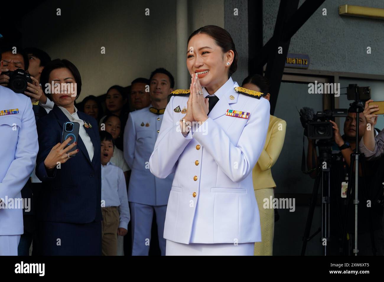 Bangkok, Thailandia. 18 agosto 2024. Il nuovo primo ministro della Thailandia Paetongtarn Shinawatra attende il padre e l'ex primo ministro Thaksin Shinawatra prima della cerimonia di approvazione reale che nomina Paetongtarn come nuovo primo ministro thailandese presso la sede del partito Pheu Thai . Credito: SOPA Images Limited/Alamy Live News Foto Stock