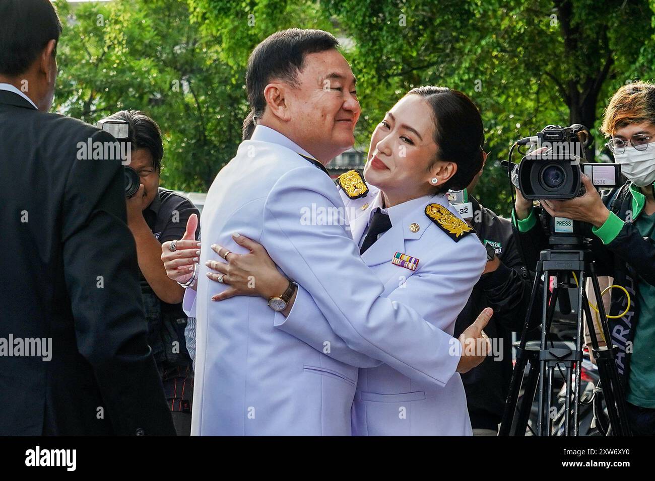 Bangkok, Thailandia. 17 agosto 2024. Il nuovo primo ministro della Thailandia Paetongtarn Shinawatra abbraccia suo padre e l'ex primo ministro Thaksin Shinawatra prima della cerimonia di approvazione reale nominando Paetongtarn come nuovo primo ministro della Thailandia presso il quartier generale del partito thailandese Pheu. Credito: SOPA Images Limited/Alamy Live News Foto Stock