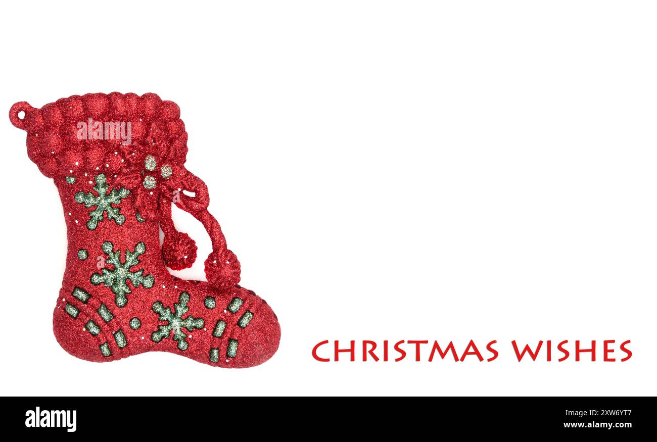 Auguri di Natale con decorazioni rosse con glitter ornamento ad albero con fiocchi di neve su sfondo bianco. Scintillante simbolo decorativo natalizio. Foto Stock