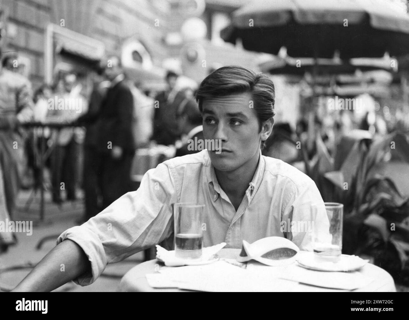ALAIN DELON in una scena da PLEIN SOLEIL alias PURPLE MEAL 1960 regista RENE CLEMENT dal romanzo Mr. Ripley di PATRICIA HIGHSMITH Music NINO ROTA Production Robert and Raymond Hakim / Paris Film / Paritalia / Titanus Foto Stock