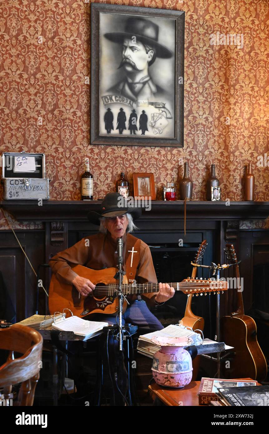 STATI UNITI. ARIZONA. TUCSON. TOMBSTONE MONUMENT GUEST RANCH. MUSICA COUNTRY AL BAR DEL RANCH. Foto Stock