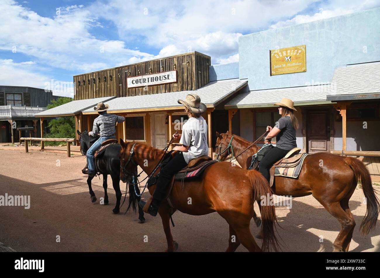 STATI UNITI. ARIZONA. TUCSON. TOMBSTONE MONUMENT GUEST RANCH. CUUSTOMERS CORSSING THE RANCH ON HORSES. Foto Stock