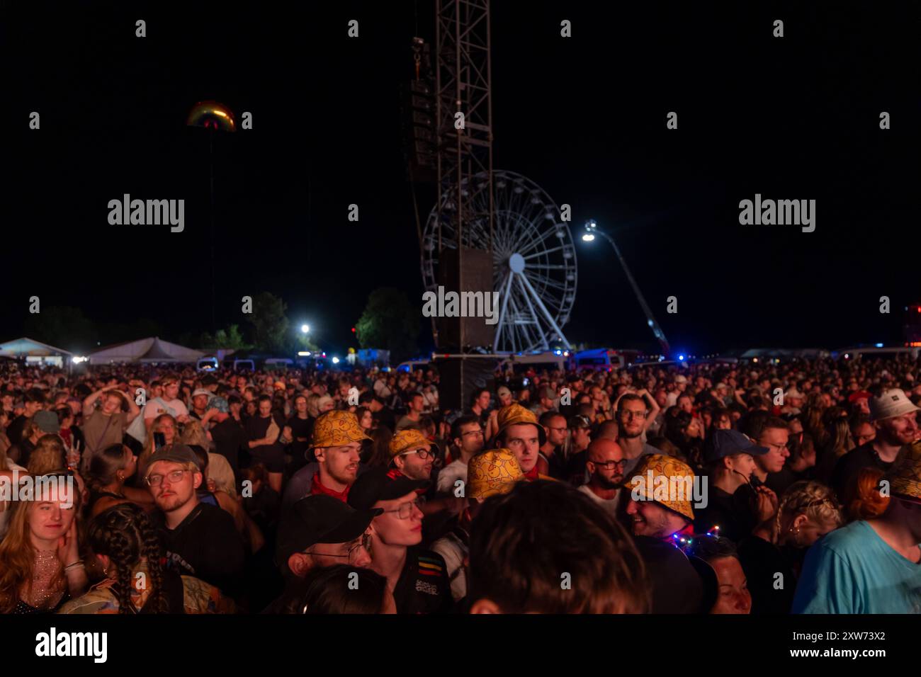 Der deutsche rapper Cro Carlo Waibel Live auf der Blue Stage des Highfield Festivals 2024. Da wegen eines Brandes im Riesenrad Die Band The Kooks ihr eigentliches Konzert nicht spielen konnten, lud Cro sie ein ein paar Lieder während Seines Sets zu spielen Highfield Tag 2 - CRO *** il rapper tedesco Cro Carlo Waibel dal vivo al Blue Stage all'Highfield Festival 2024, in quanto la band The Kooks non è stata in grado di suonare il loro vero concerto a causa di un incendio nella ruota panoramica, Cro li invitò a suonare alcune canzoni durante il suo set Highfield Day 2 CRO Foto Stock