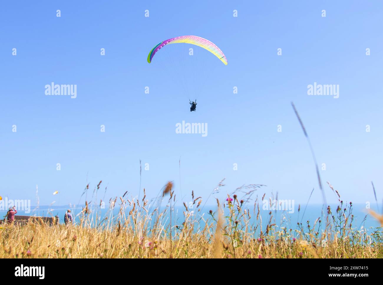 Parapendio su Beachy Head, Eastbourne, East Sussex, Regno Unito Foto Stock