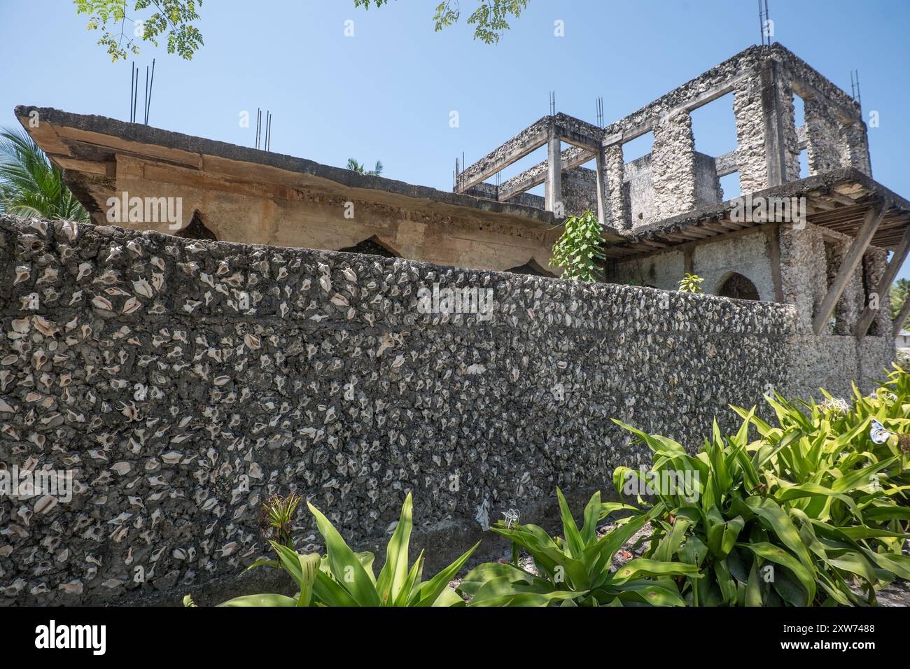 Muro di una casa fatta di conchiglie a Zanzibar - un esempio sorprendente di uso insostenibile delle risorse marine nelle pratiche di costruzione locali. Foto Stock