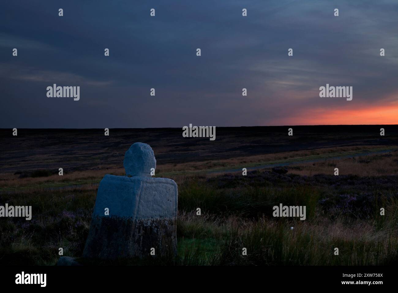 White Cross (o Fat Betty), una vecchia pietra di confine, nel North York Moors National Park, Regno Unito Foto Stock