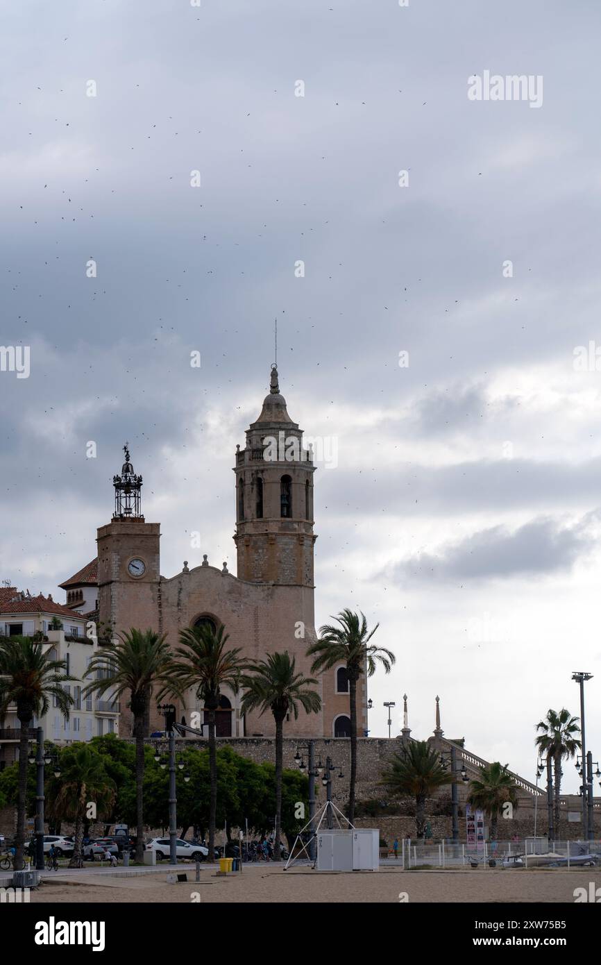 Chiesa di Sitges (Iglesia de San Bartolomé y Santa Tecla) sulla spiaggia , Sitges, Barcellona - Spagna Foto Stock