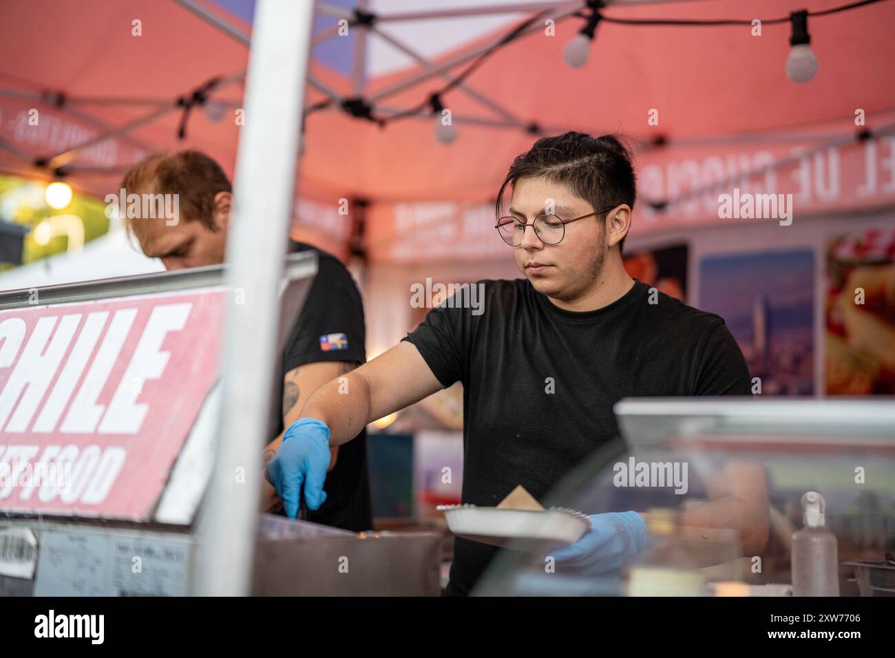 Empanadas cilene in vendita al festival internazionale del cibo durante la festa di agosto 2024. La festa di agosto è un evento annuale che si tiene a Norrköping, in Svezia Foto Stock