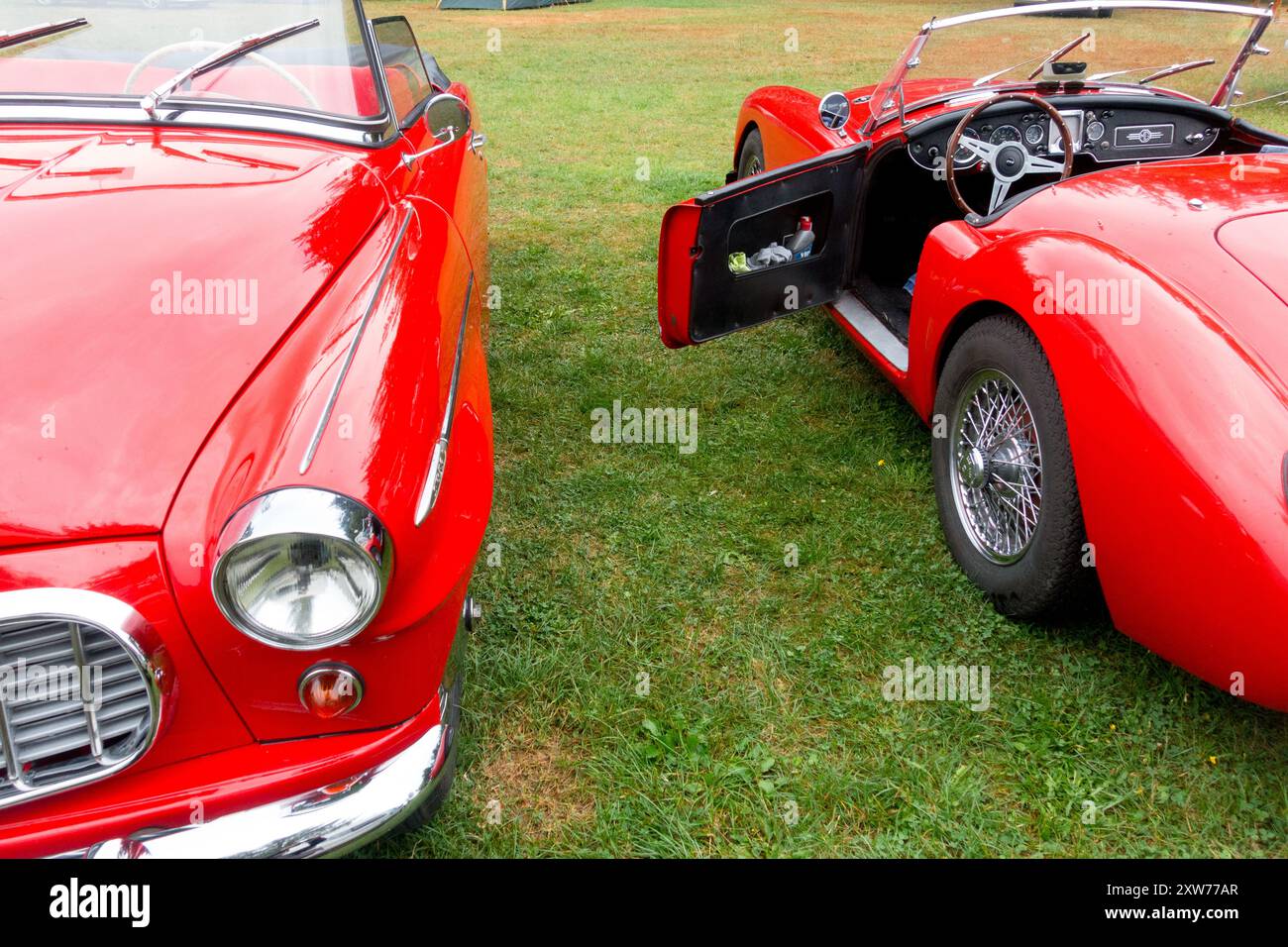 Due auto rosse, i veterani cecoslovacchi Škoda Felicia e la britannica MG MGA 1600 Roadster Convertible due auto d'epoca stile retrò nostalgico Foto Stock