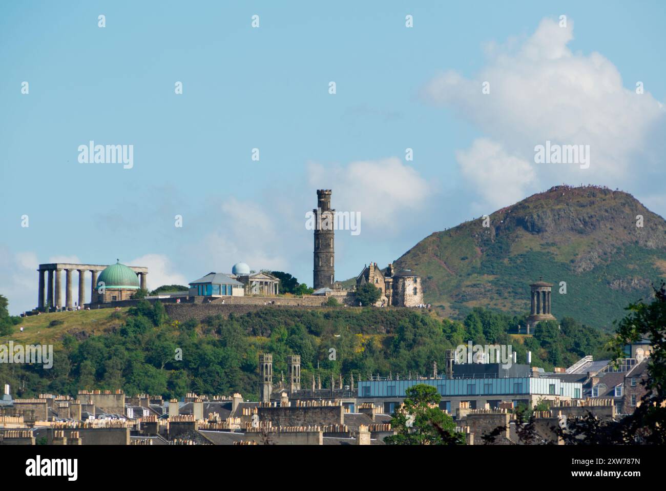 Vista dello skyline di Edimburgo dai giardini botanici Foto Stock