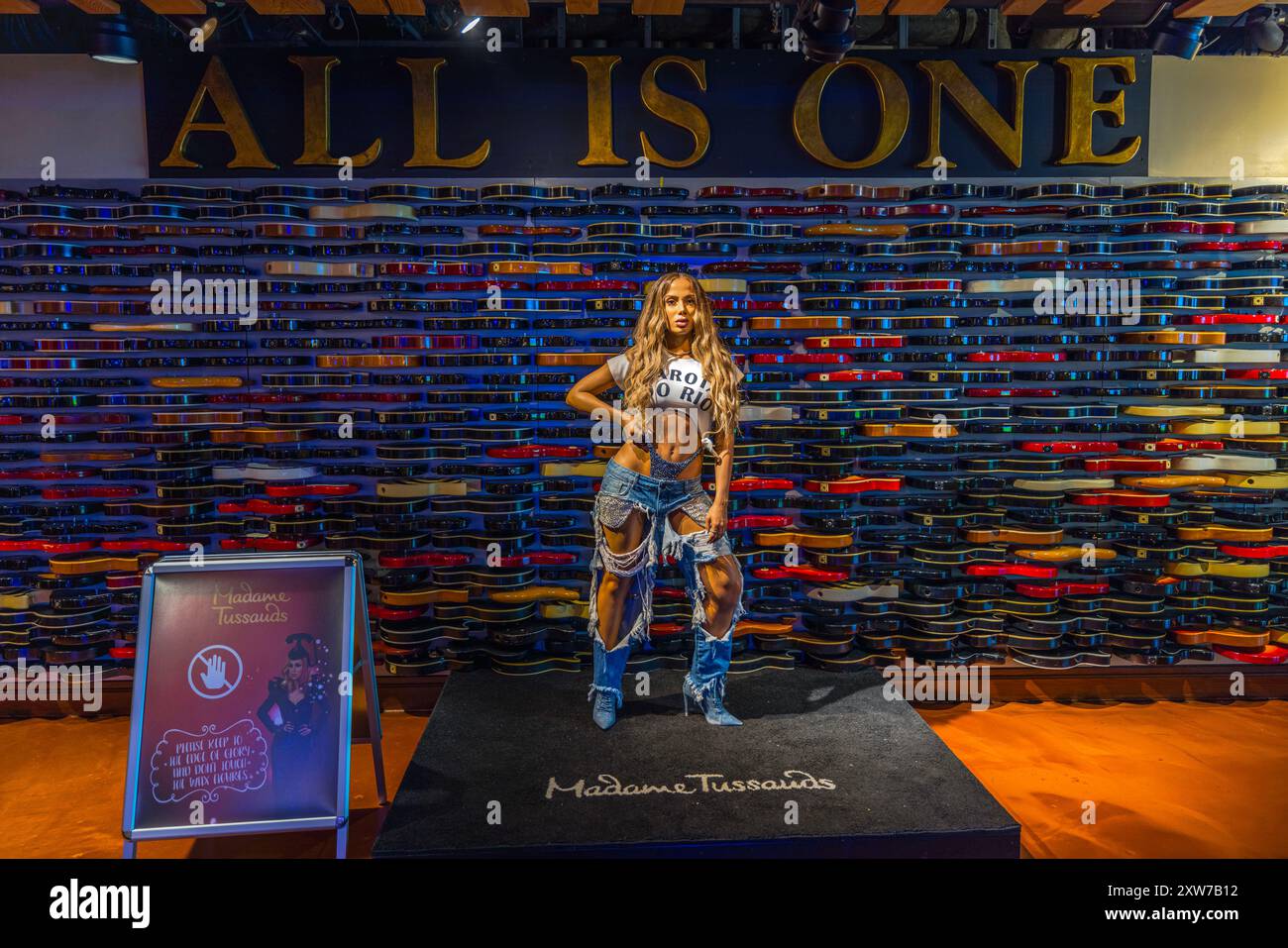 Statua di cera di Madame Tussauds esposta su piedistallo nero con "All is One" nell'Hard Rock Cafe, circondato da numerosi colli di chitarra. New York. STATI UNITI. Foto Stock