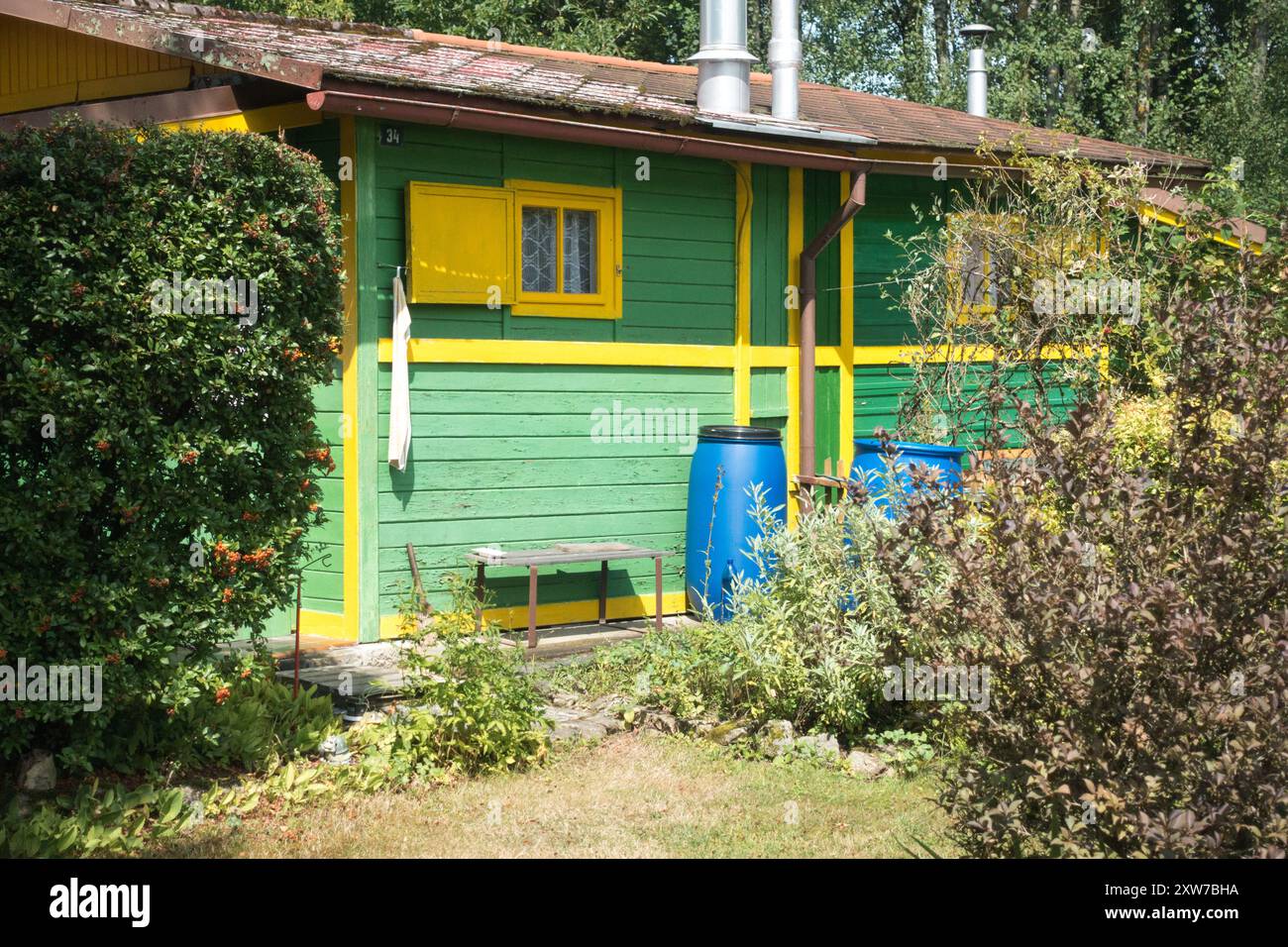 una piccola cabina in legno nel giardino Foto Stock