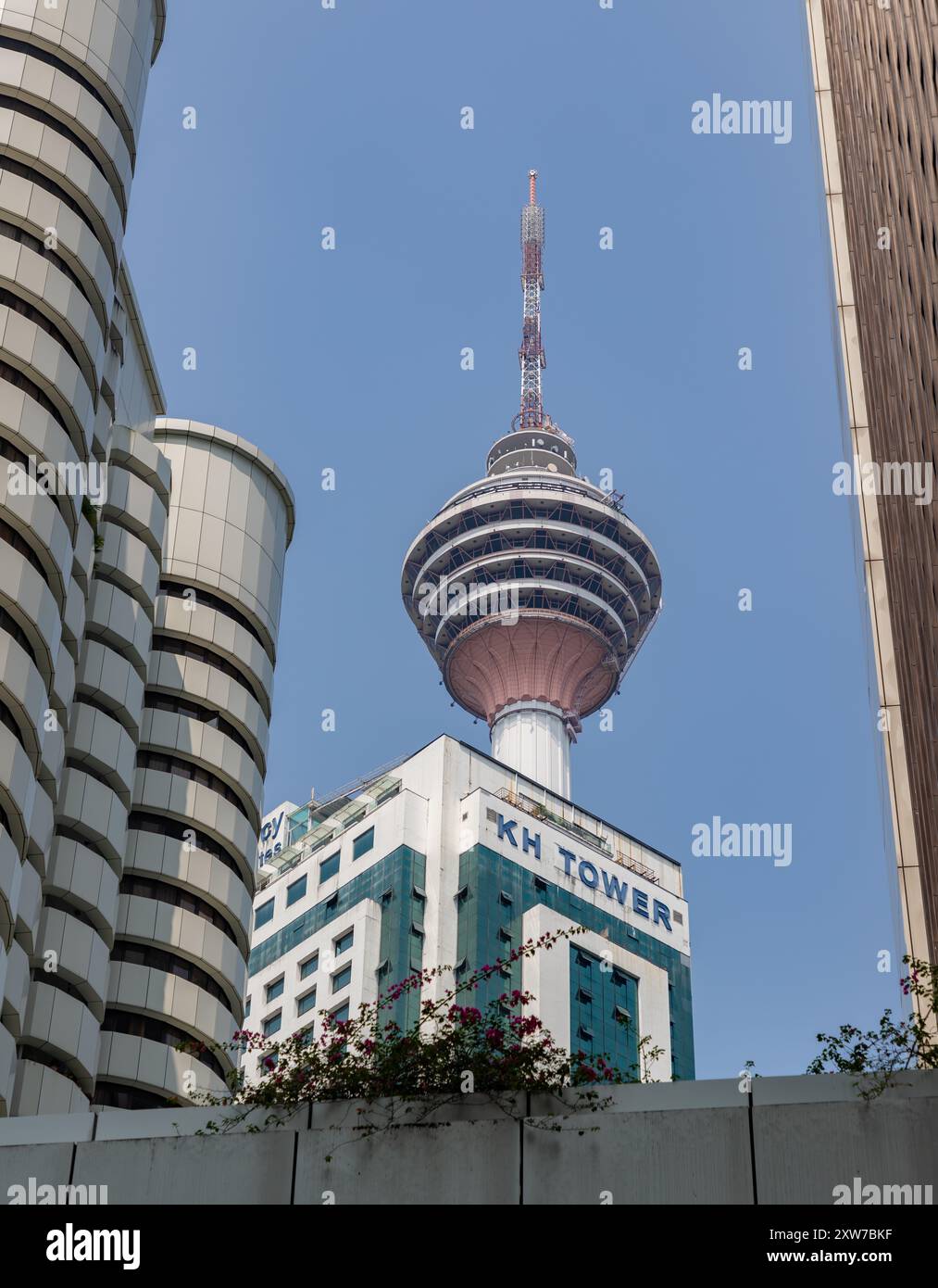 Un'immagine della sezione superiore della Menara Kuala Lumpur Tower che sorge sopra l'edificio della KH Tower. Foto Stock