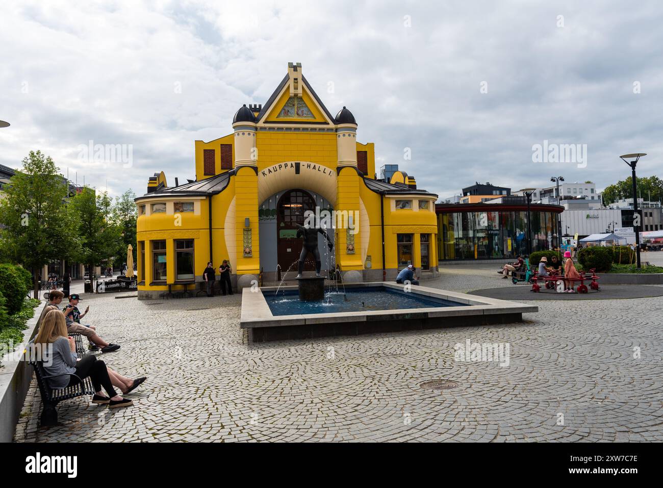 Kuopio, Finlandia , 14 luglio 2024 9: Mercato colorato hall Kauppa halli nella piazza del mercato nel centro di Kuopio Savonia Finlandia Foto Stock