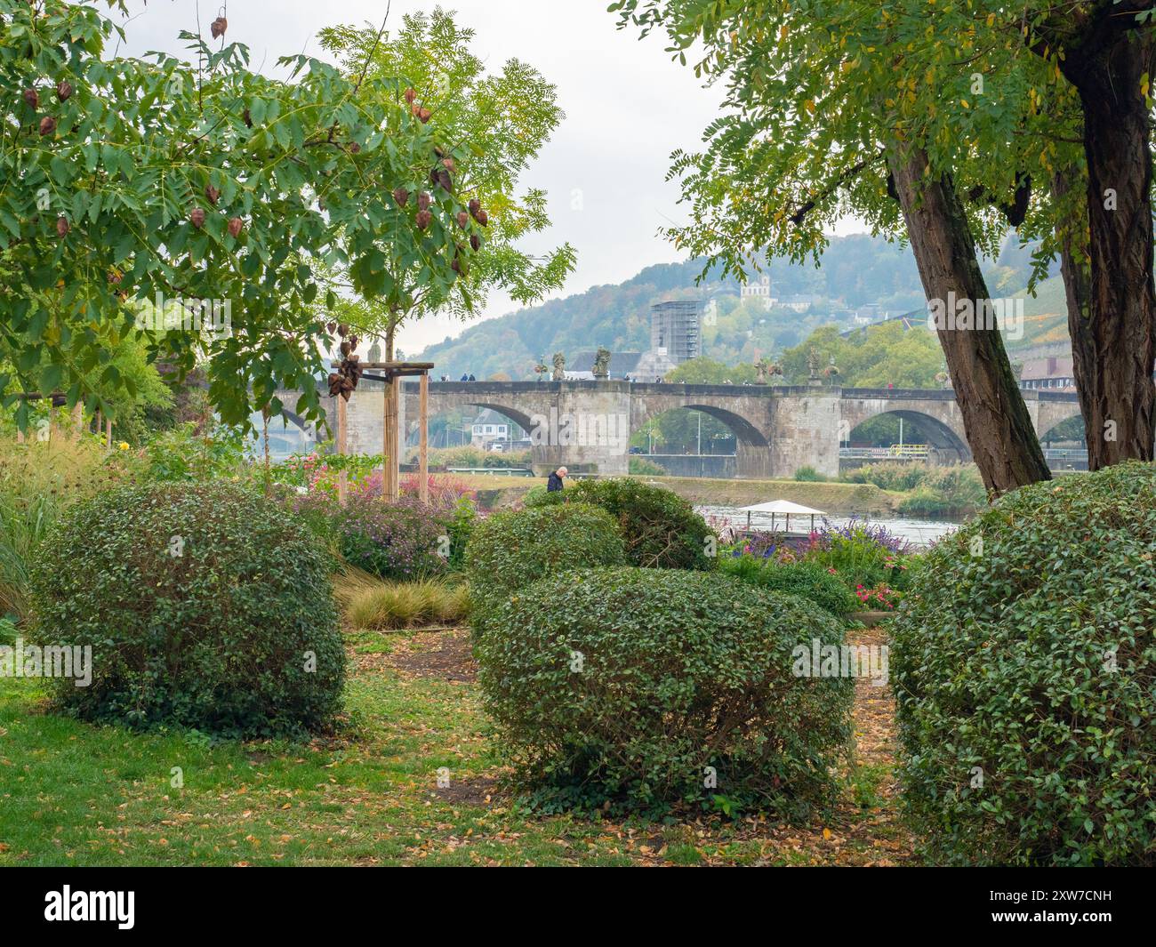 Wuerzburg, Germania - 19 ottobre 2023: Vista da un giardino pubblico verso il vecchio ponte sul fiume meno Foto Stock
