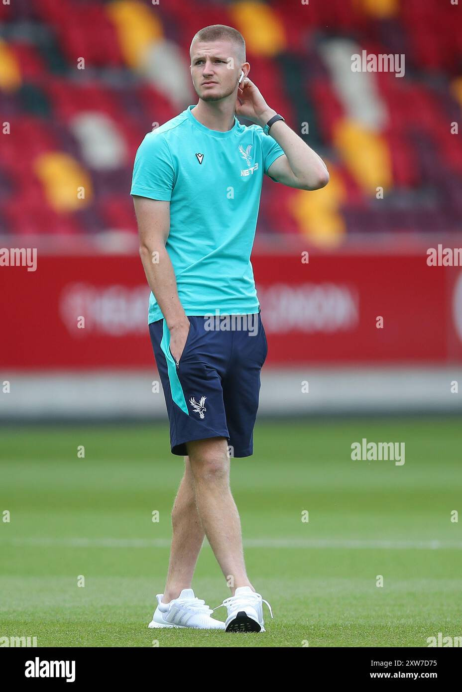 Londra, Regno Unito. 18 agosto 2024. Adam Wharton di Crystal Palace ispeziona il campo in vista della partita di Premier League Brentford vs Crystal Palace al Gtech Community Stadium, Londra, Regno Unito, 18 agosto 2024 (foto di Gareth Evans/News Images) a Londra, Regno Unito il 18/8/2024. (Foto di Gareth Evans/News Images/Sipa USA) credito: SIPA USA/Alamy Live News Foto Stock