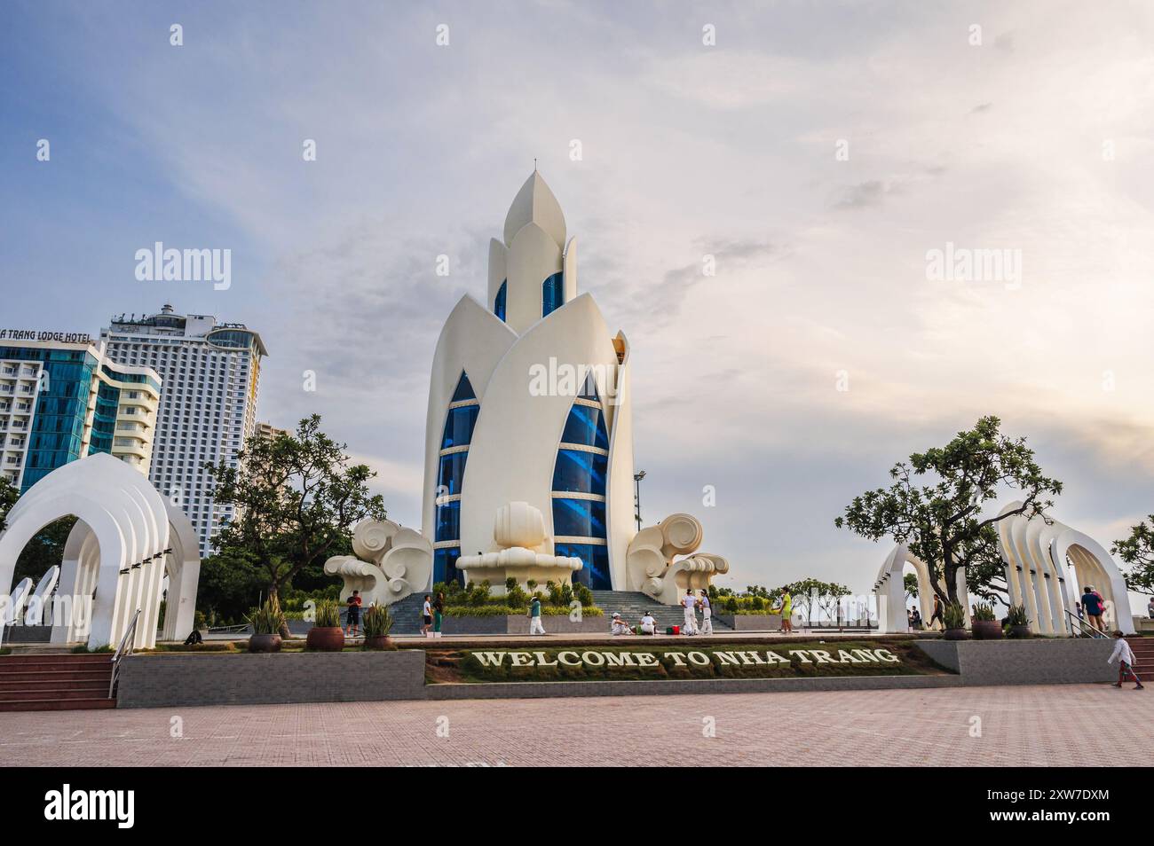 La famosa attrazione turistica è la Thap tram Huong Tower, la Lotus Tower sulla piazza centrale della città di Nha Trang in mattinata. Nha Trang, Vietnam Foto Stock