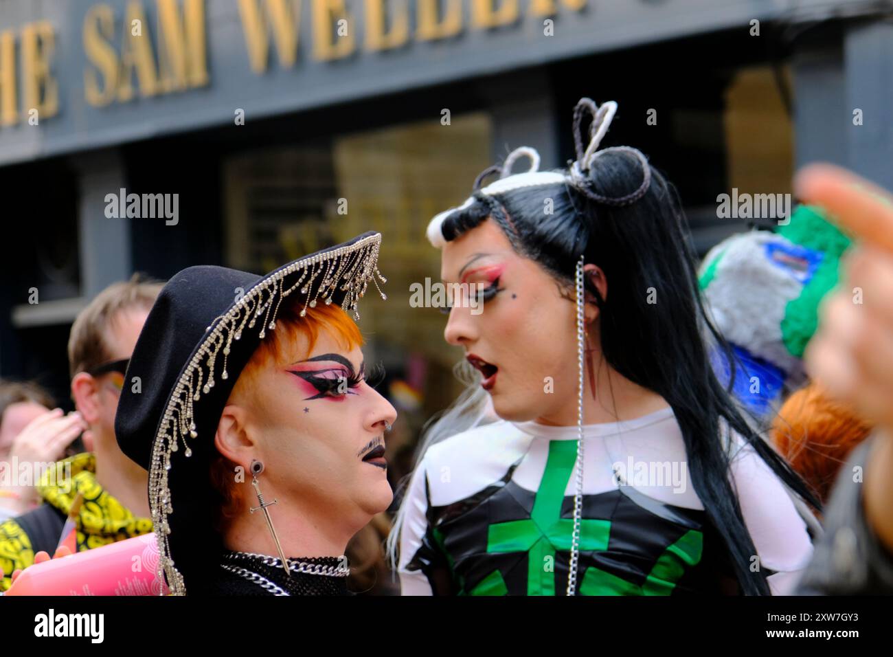 Bath, Regno Unito. 18 agosto 2024. Bath tiene la sua prima Pride march. Gli organizzatori dicono che è un'opportunità per la comunità LGBTQ di celebrare la loro individualità e i progressi che hanno fatto. Crediti: JMF News/Alamy Live News Foto Stock