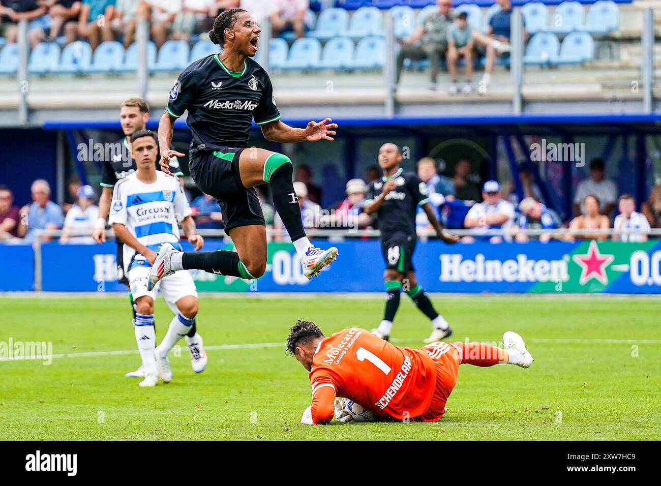 Zwolle, Paesi Bassi. 18 agosto 2024. Zwolle - Calvin Stengs di Feyenoord, PEC Zwolle portiere Jasper Schendelaar durante la seconda partita della stagione Eredivisie 2024/2025. La partita è ambientata tra PEC Zwolle e Feyenoord al Mac3Park Stadion il 18 agosto 2024 a Zwolle, nei Paesi Bassi. Credito: Foto Box to Box/Alamy Live News Foto Stock