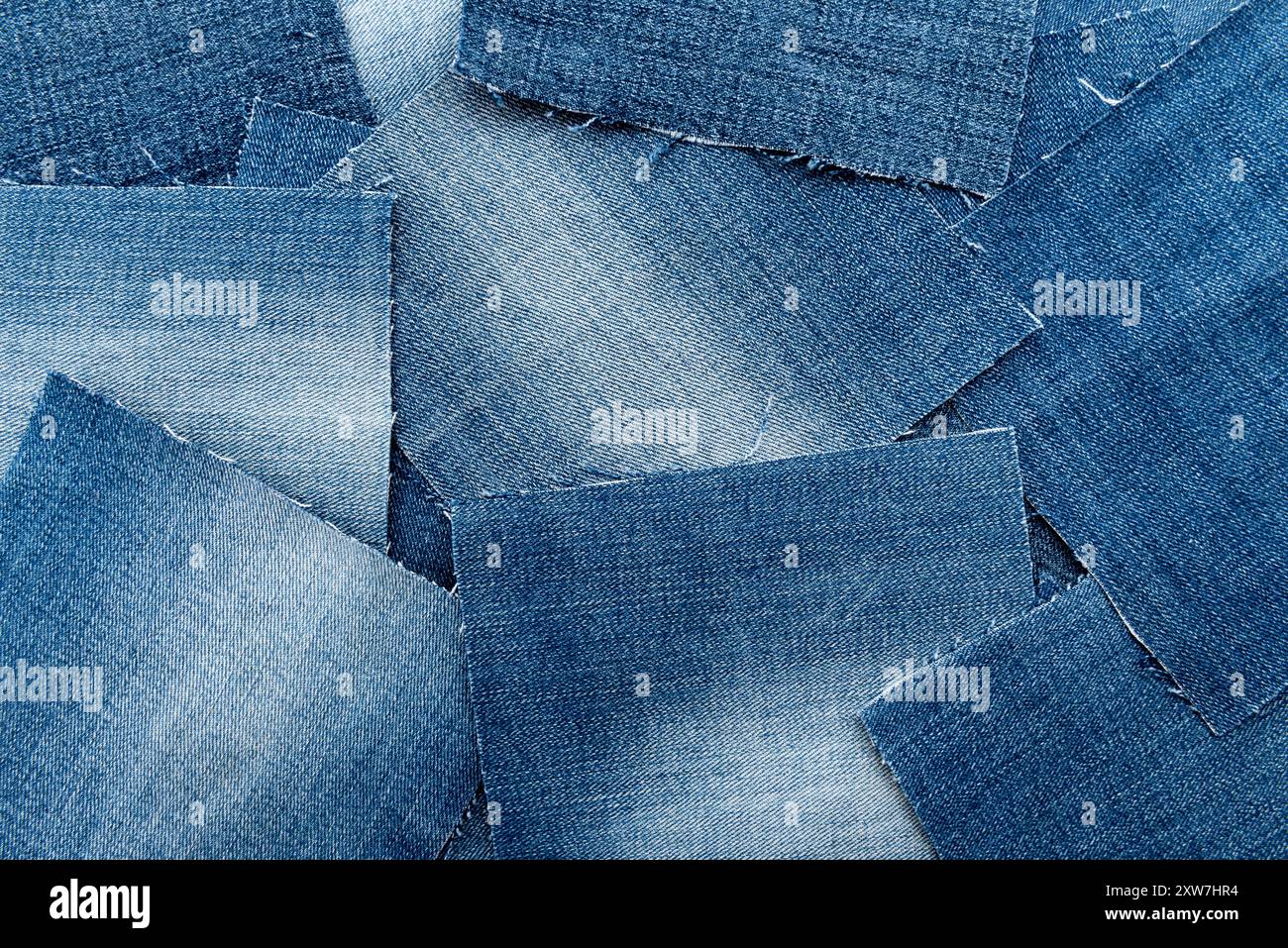 Texture da pezzi strappati di denim. Texture jeans. Materiale per cucire gli indumenti Foto Stock