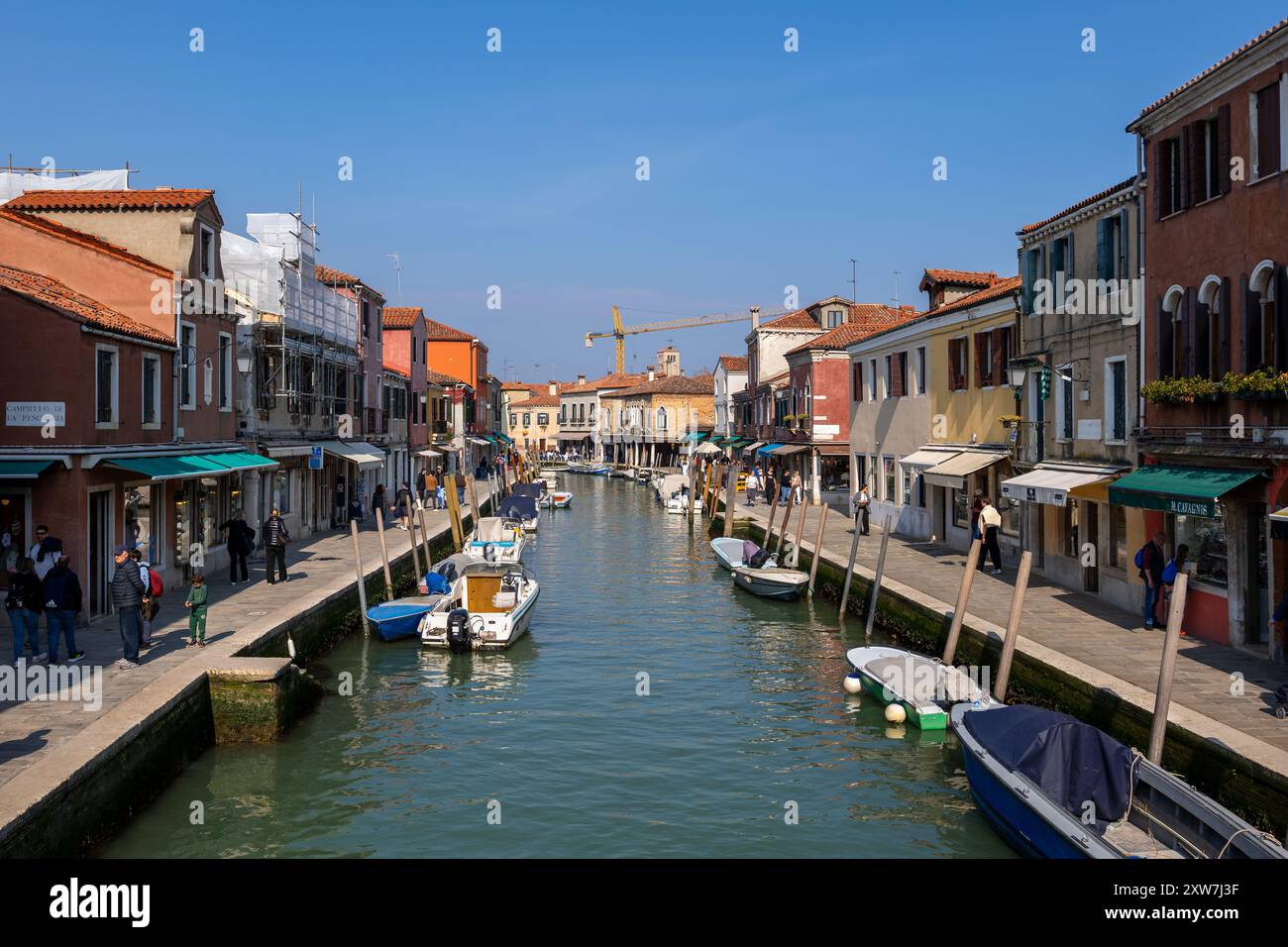 Murano, Veneto, Italia - 23 marzo 2024 - edifici e barche sul canale Rio dei Vetrai sull'isola nella laguna veneta. Foto Stock