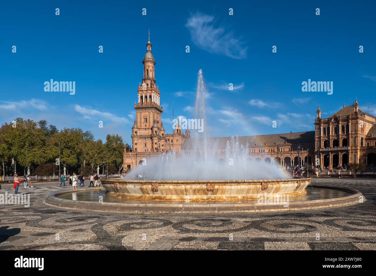 Siviglia, Andalusia, Spagna - 24 ottobre 2023: Fontana e padiglione in Plaza de Espana, nel Parco Maria Luisa, costruito per la e-americana Foto Stock