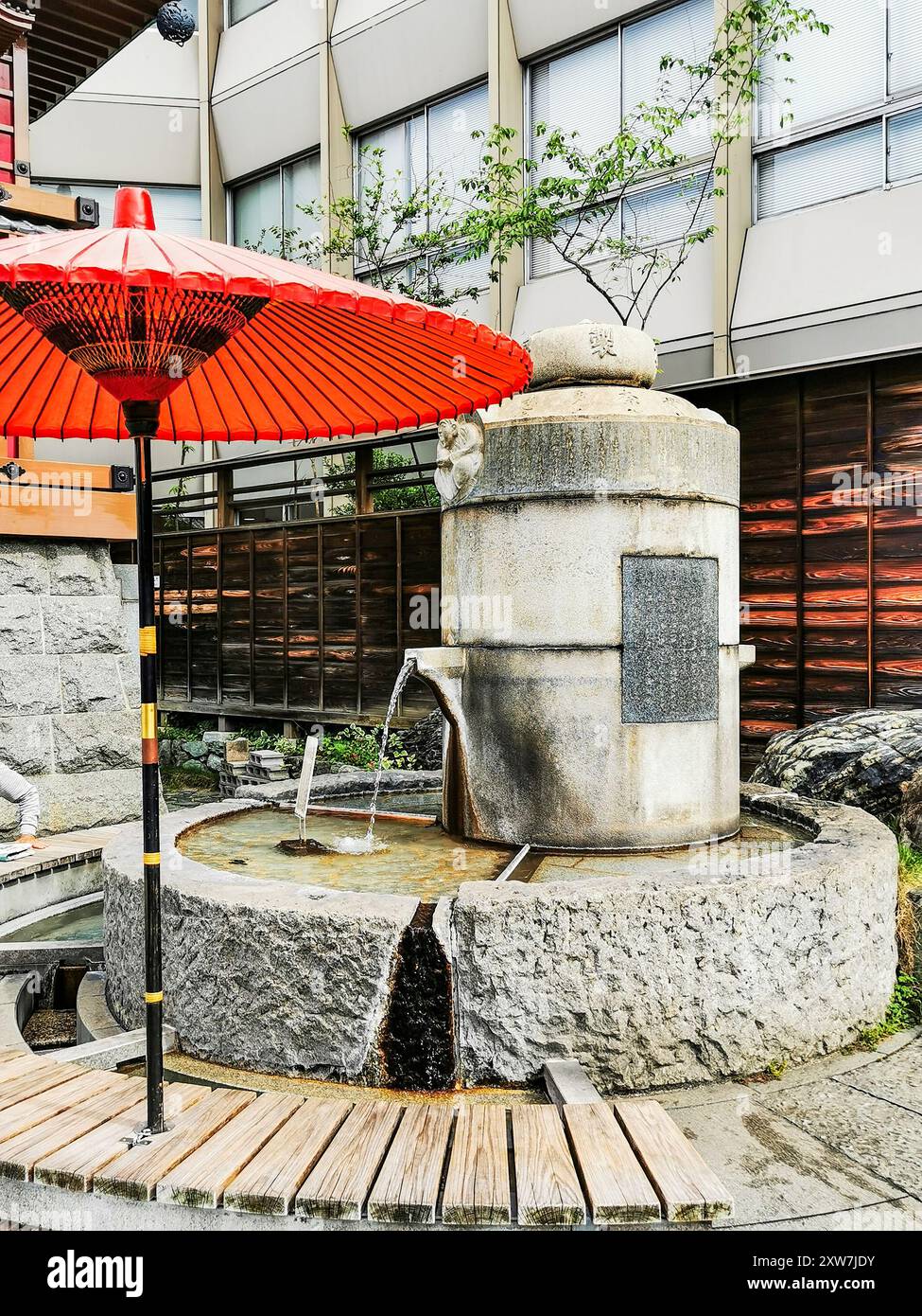 Vecchia sorgente termale Hojo-en fontana per i bagni a piedi a Dogo Yunomachi, centro città di Matsuyama, regione di Shikoku, Giappone Foto Stock