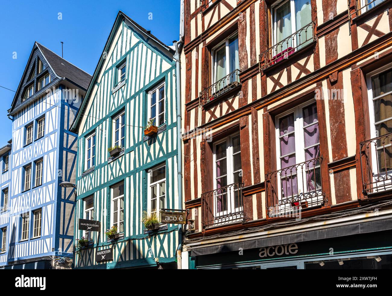 Rue Ganterie con le iconiche e colorate case in legno, nella città di Rouen, regione della Normandia, Francia. Foto Stock