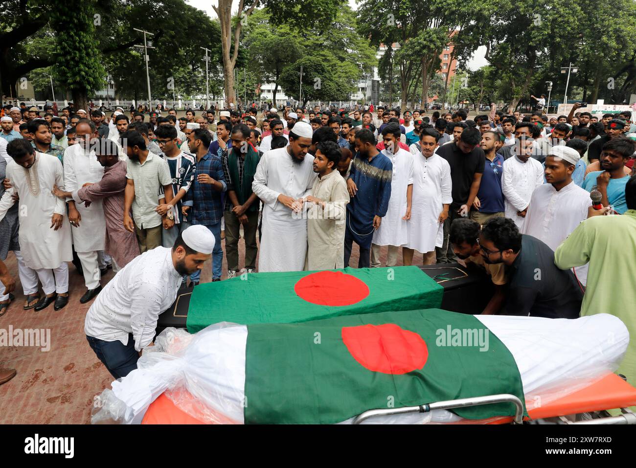 Dhaka, Bangladesh - 018 agosto 2024: Attivisti anti-quota hanno offerto preghiere funebri a Shaheed Minar a Dhaka dopo due studenti rimasti feriti a po Foto Stock