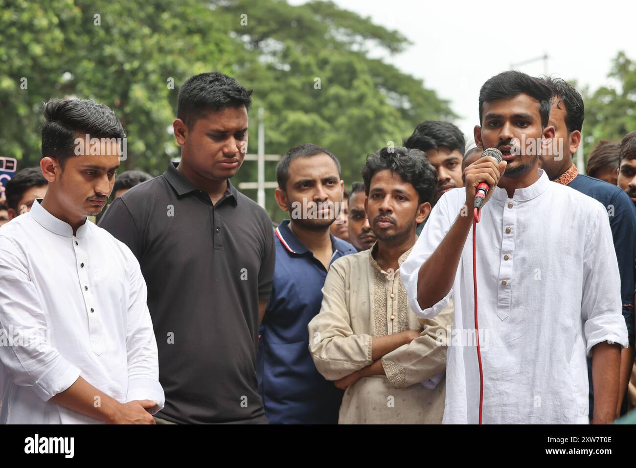 Dhaka, Bangladesh - 018 agosto 2024: Attivisti anti-quota hanno offerto preghiere funebri a Shaheed Minar a Dhaka dopo due studenti rimasti feriti a po Foto Stock