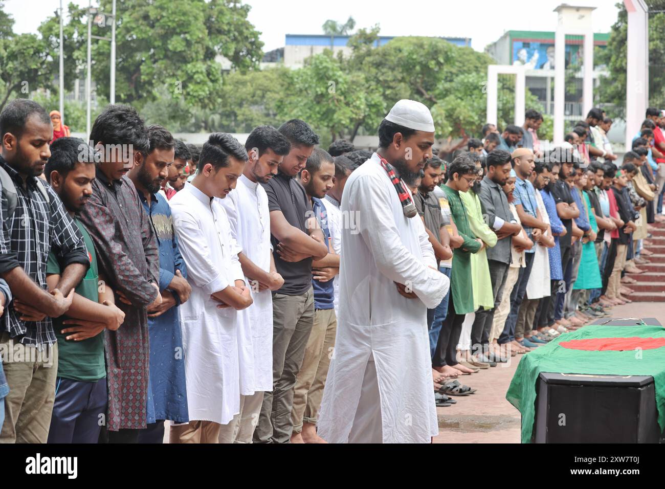 Dhaka, Bangladesh - 018 agosto 2024: Attivisti anti-quota hanno offerto preghiere funebri a Shaheed Minar a Dhaka dopo due studenti rimasti feriti a po Foto Stock