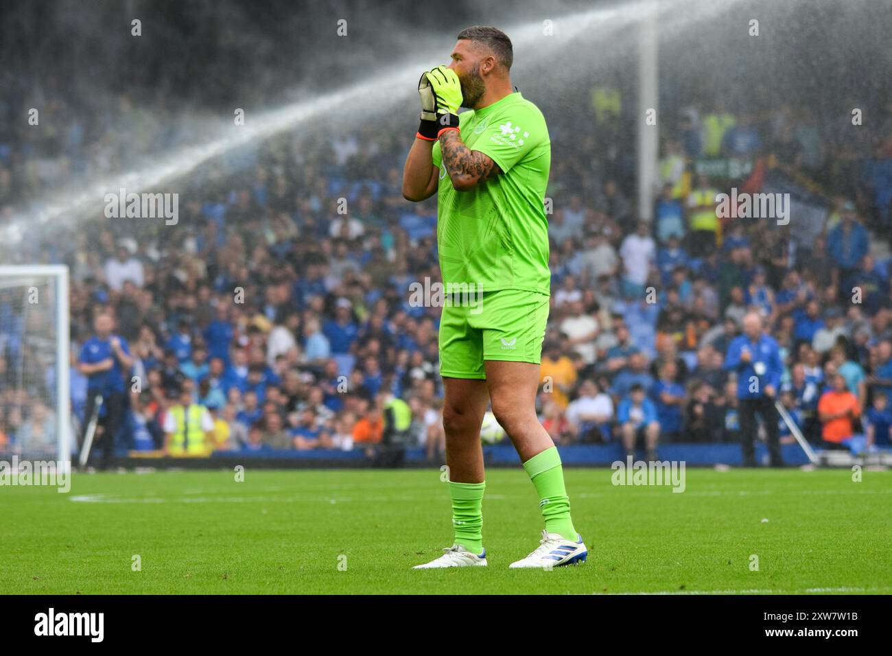 Tony Bellew prende parte a una sfida a metà tempo durante la partita Everton FC vs Brighton & Hove Albion FC English Premier League al Goodison Park, Liverpool, Inghilterra, Regno Unito, il 17 agosto 2024 Foto Stock