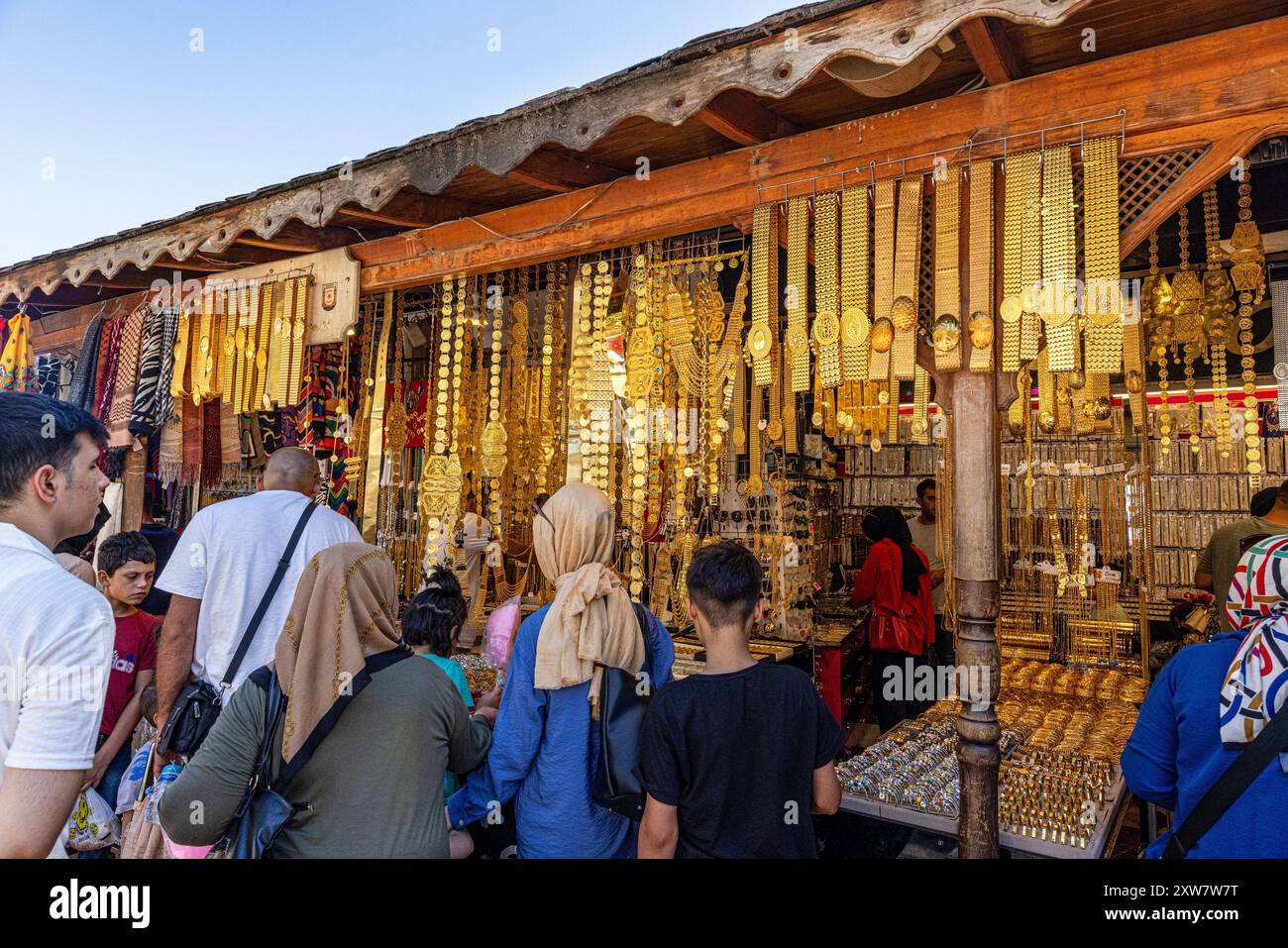 Sanliurfa, Turchia 4 agosto 2024; Uno stand che vende cinture e collane d'oro nel mercato pubblico di Sanliurfa. Sanliurfa Turchia. Foto Stock