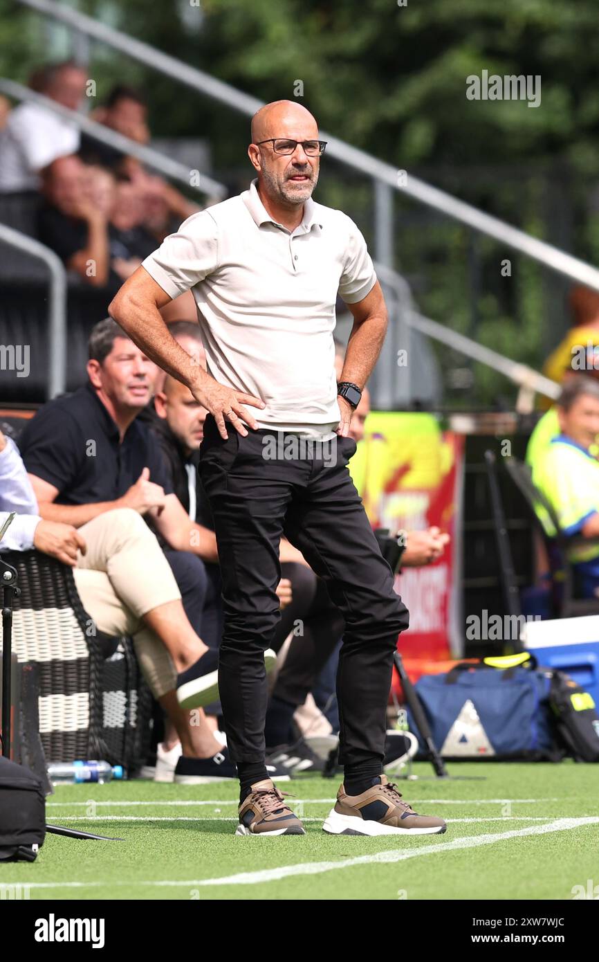 ALMELO, PAESI BASSI - 18 AGOSTO: Allenatore Peter Bosz del PSV durante la partita olandese Eredivisie tra Heracles e PSV all'Asito Stadion il 18 agosto 2024 ad Almelo, Paesi Bassi. (Foto di Peter Lous/Orange Pictures) Foto Stock