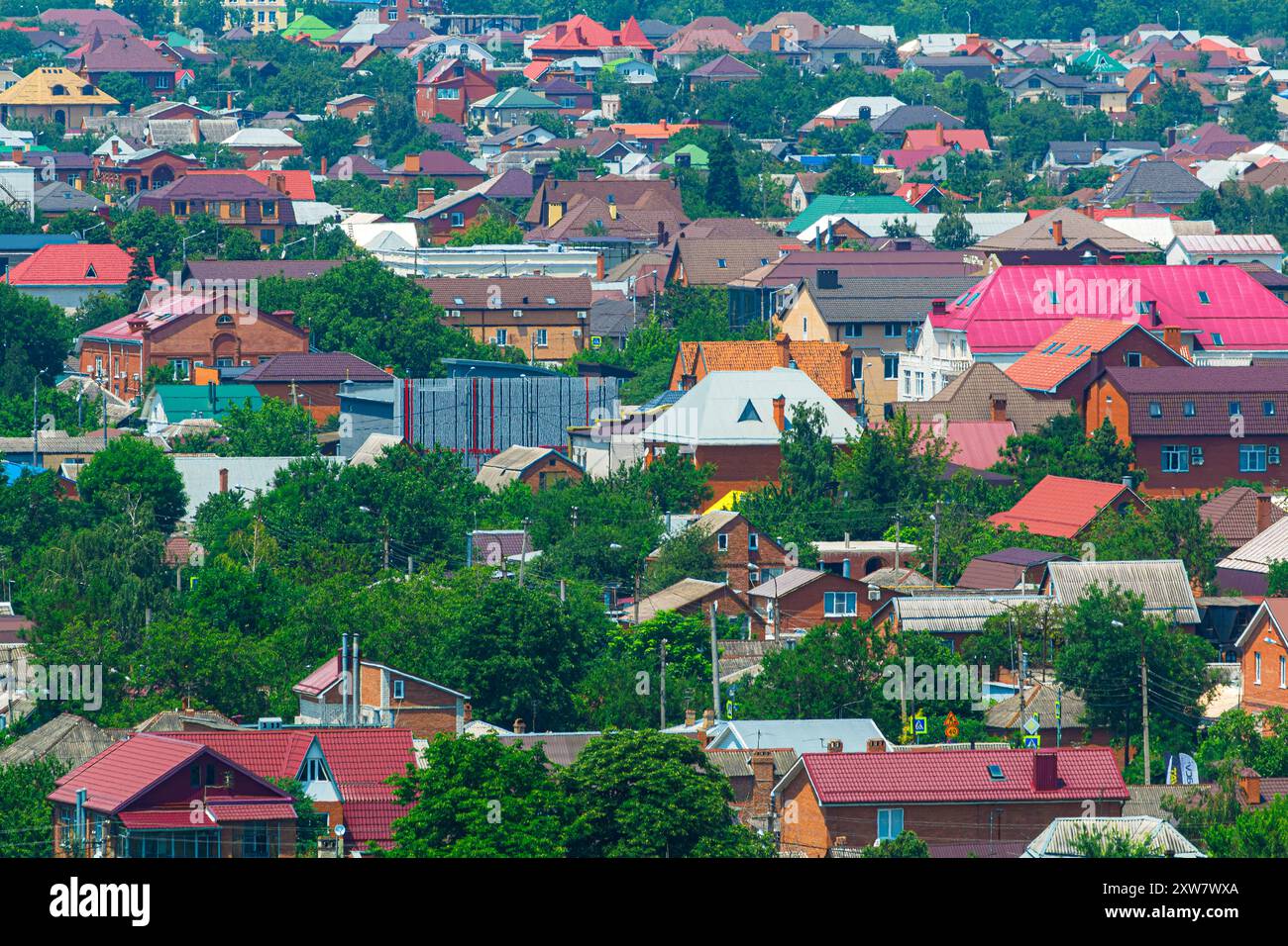 Città di Krasnodar, Federazione Russa - 26 giugno 2019: Un settore privato di alloggi a bassa altezza a Krasnodar Foto Stock