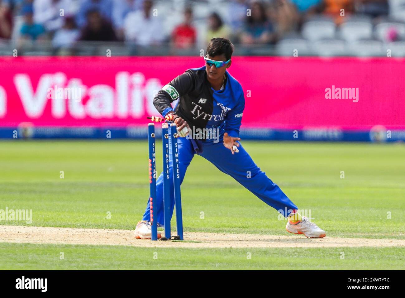 Deepti Sharma di London Spirit respinge Phoebe Franklin di Welsh Fire durante il match finale delle cento donne Welsh Fire Women vs London Spirit Women at Lords, Londra, Regno Unito, 18 agosto 2024 (foto di Izzy Poles/News Images) Foto Stock