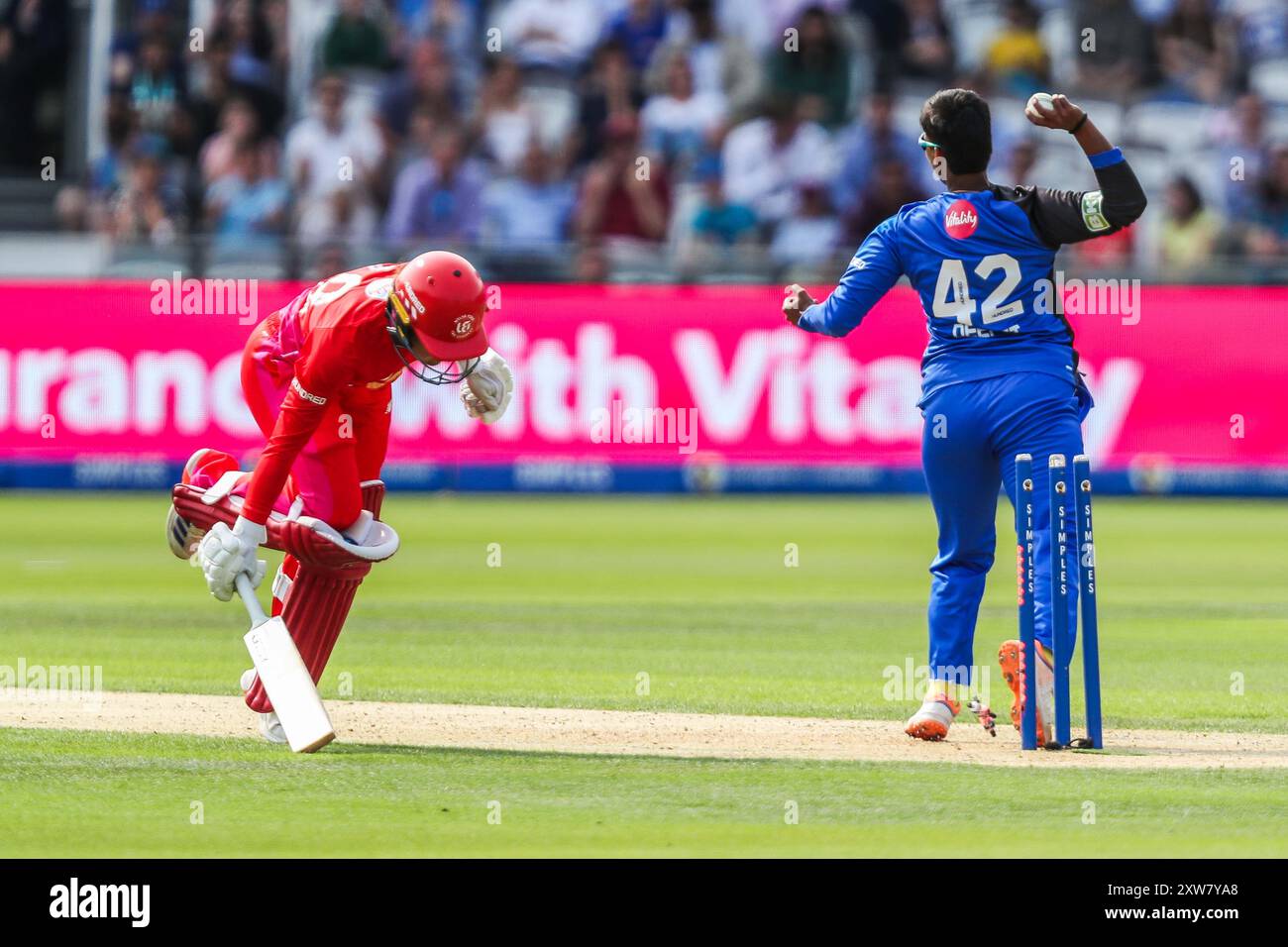 Deepti Sharma di London Spirit respinge Phoebe Franklin di Welsh Fire durante il match finale delle cento donne Welsh Fire Women vs London Spirit Women at Lords, Londra, Regno Unito, 18 agosto 2024 (foto di Izzy Poles/News Images) Foto Stock