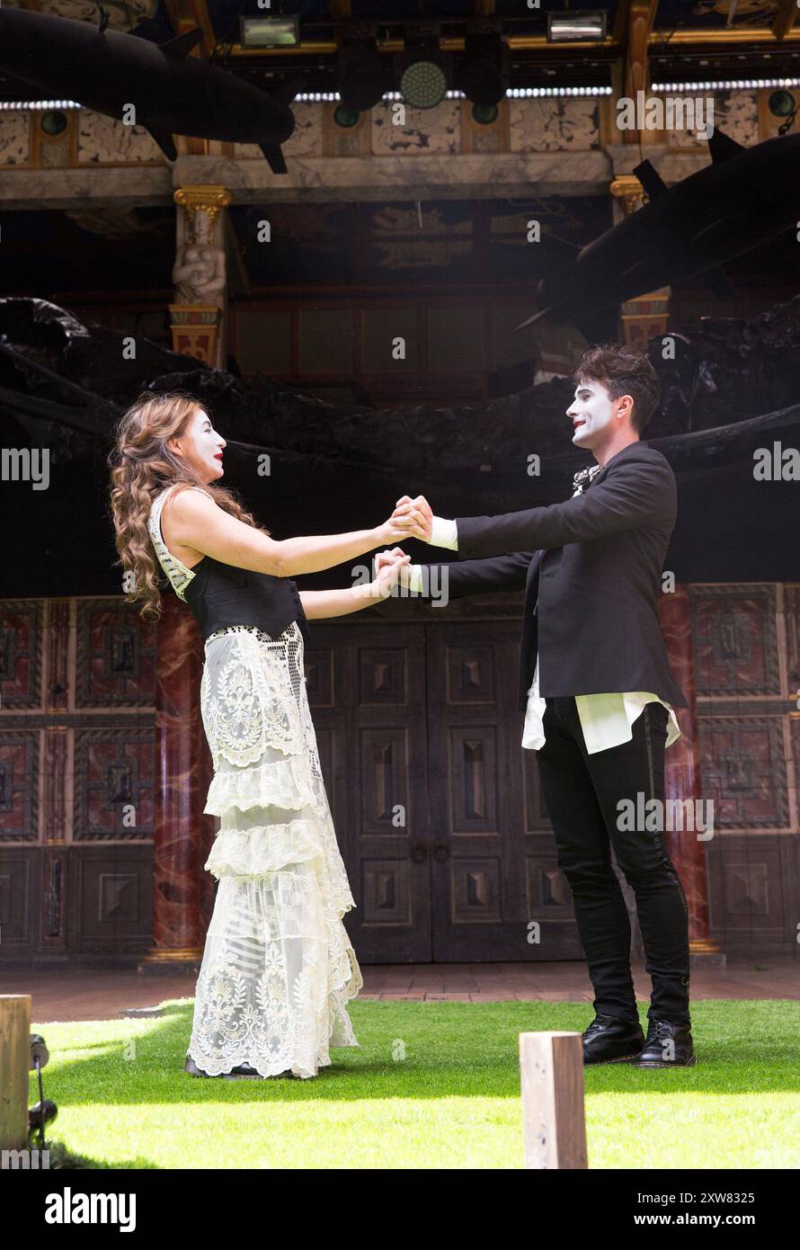 Kirsty Bushell (Giulietta), Edward Hogg (Romeo) in ROMEO E GIULIETTA di Shakespeare al Globe di Shakespeare, Londra SE1 27/04/2017 design: Soutra Gilmour illuminazione: Charles Balfour coreografo: Tim Claydon regista: Daniel Kramer Foto Stock