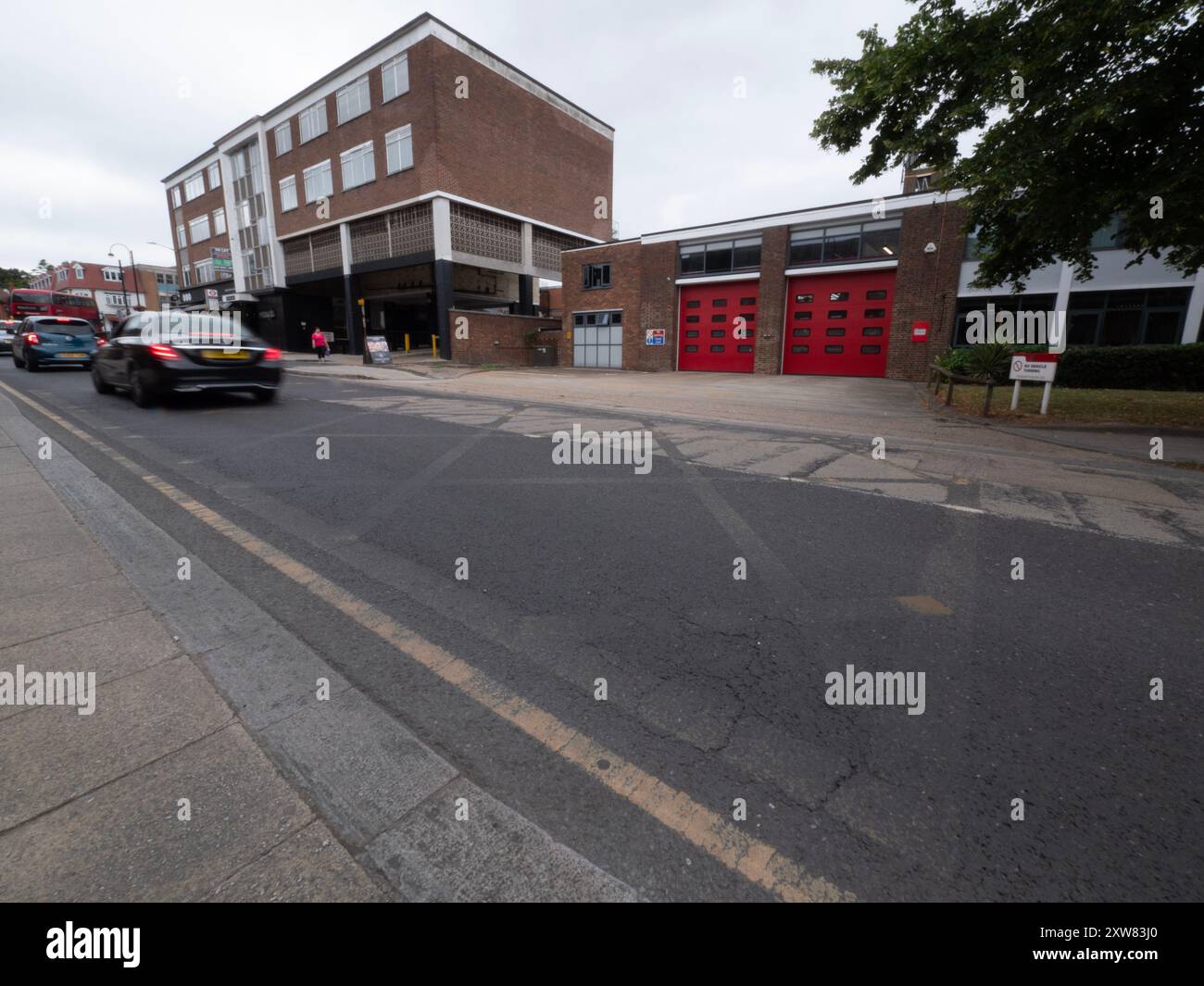 Scatola sbiadita e usurata all'esterno della stazione dei vigili del fuoco di Loughton, Essex Foto Stock