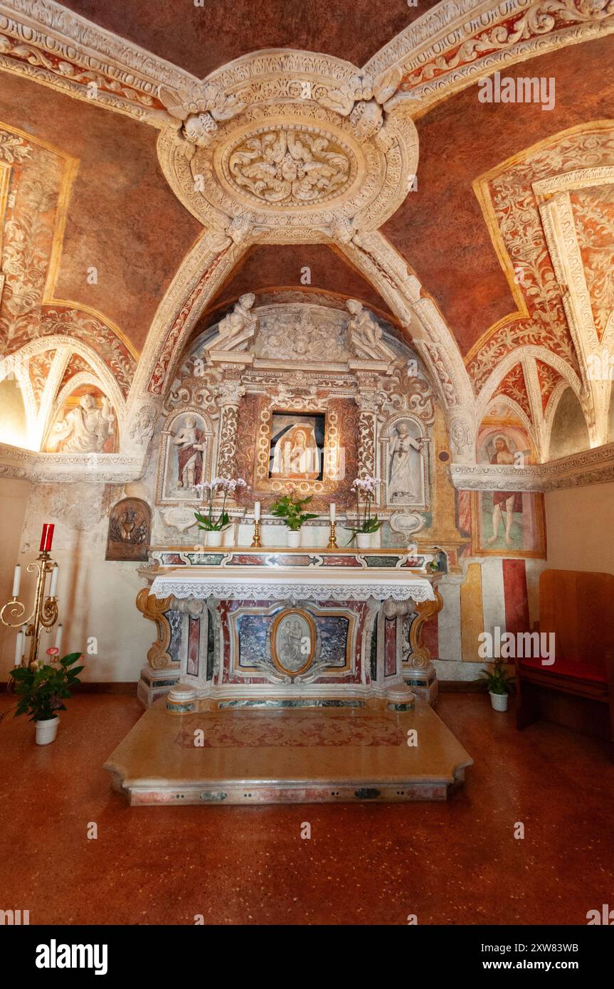 Italia, Lombardia, Lago di Garda, Sirmione, Chiesa di Sant'Anna della Rocca, altare Vergine Maria con dipinto di Gesù bambino Foto Stock