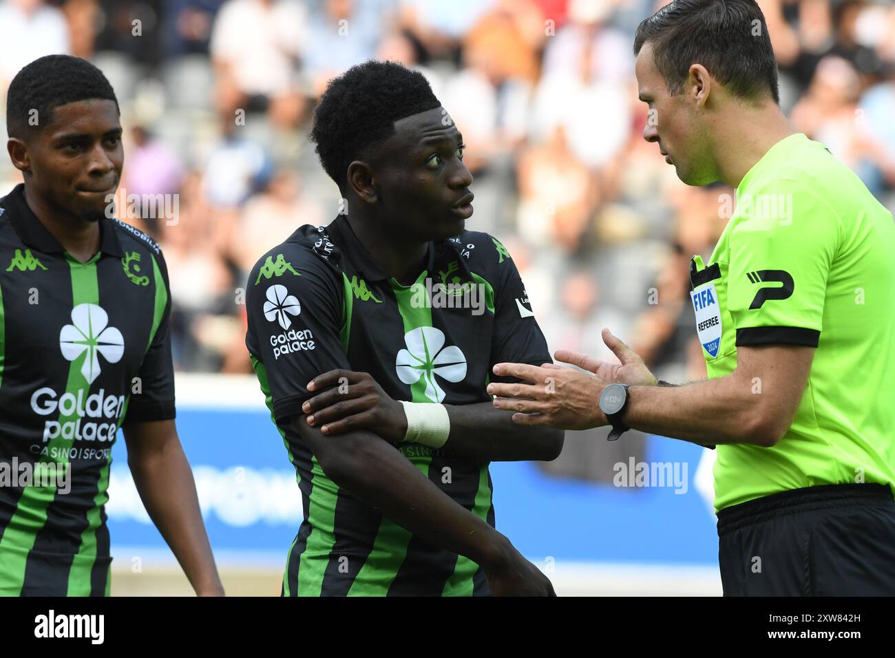 Kazeem Olaigbe di Cercle e l'arbitro Bram Van Driessche, nella foto di una partita di calcio tra OH Leuven e Cercle Brugge, domenica 18 agosto 2024 a Lovanio, il quarto giorno della stagione 2024-2025 della "Jupiler Pro League" prima divisione del campionato belga. BELGA FOTO JILL DELSAUX Foto Stock