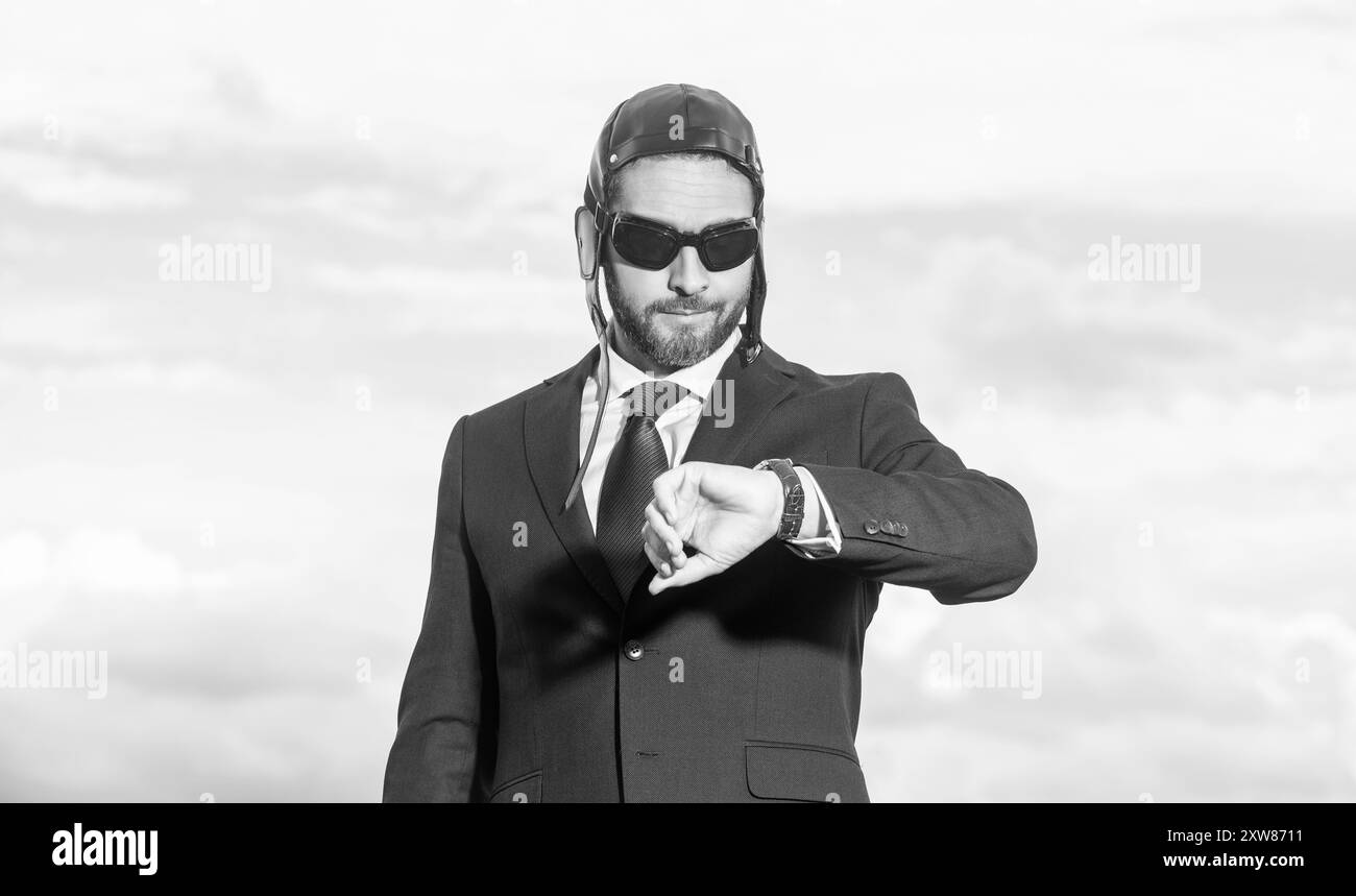 uomo d'affari in tuta e pilota cappello controllo tempo Foto Stock